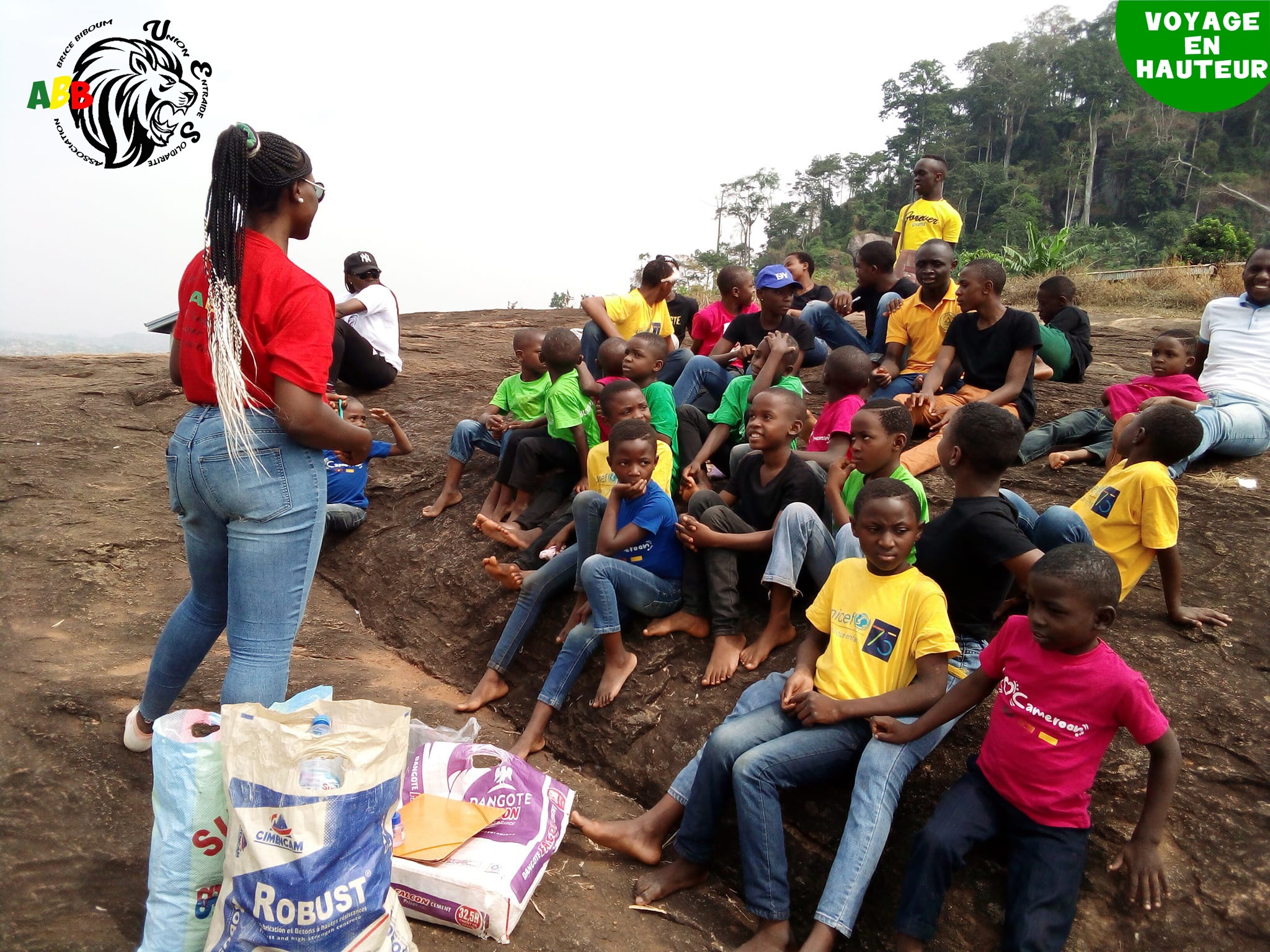 Rosine YEMELE, présidente de l'Association Brice Biboum, en pleine causerie éducative avec les enfants de l’orphelinat Sainte Rita de Mendong - Yaoundé, sur le rocher du mont Akokndoué 2, situé à Yaoundé. Crédit : Sidoine FEUGUI