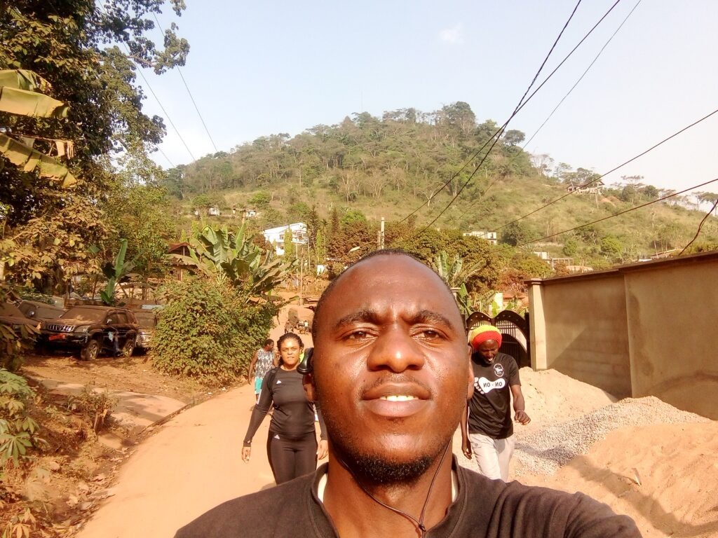 Petit selfie au départ pour le Mont Mbankolo.  sept collines de Yaoundé
