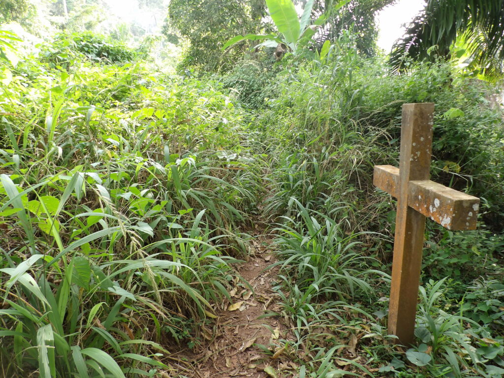 Les croix chrétiennes placées tout au long du chemin captivent l'attention. Crédit : Sidoine FEUGUI