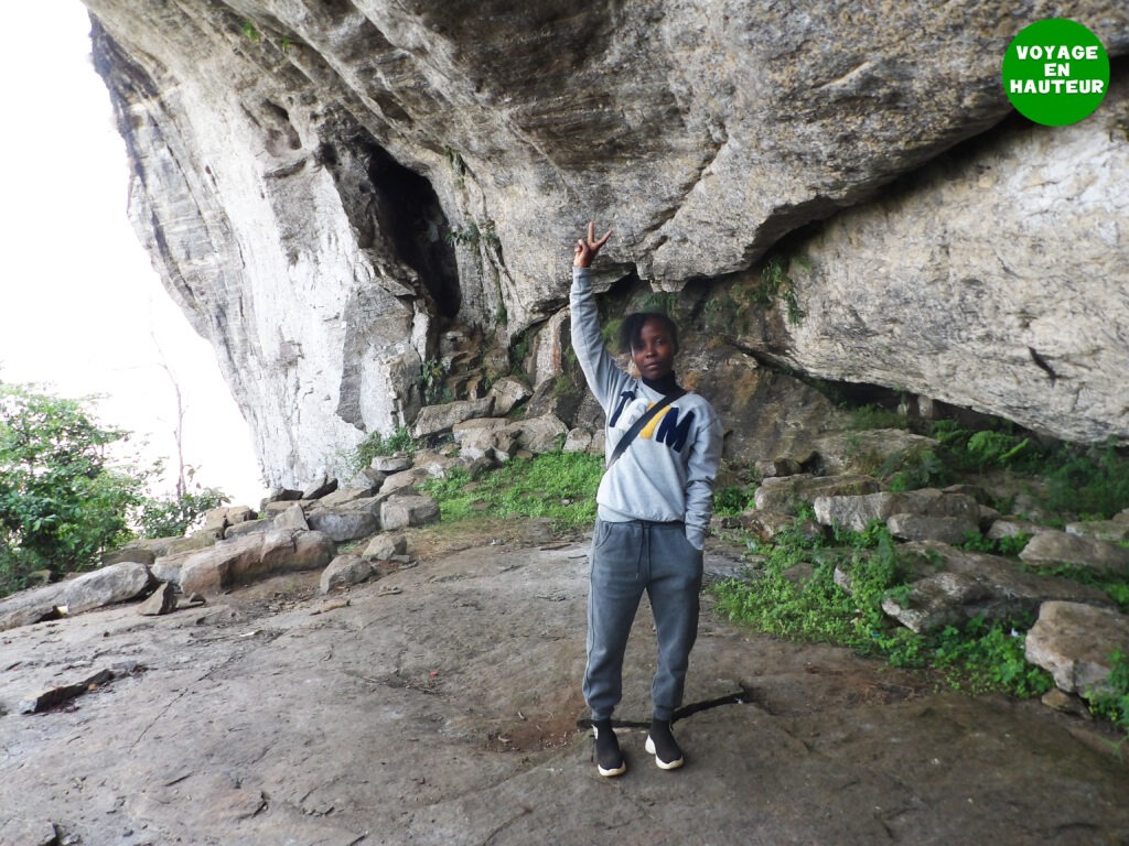 Jordane Ngoumkam à la grotte du Mont Eloumden. Crédit : Sidoine FEUGUI