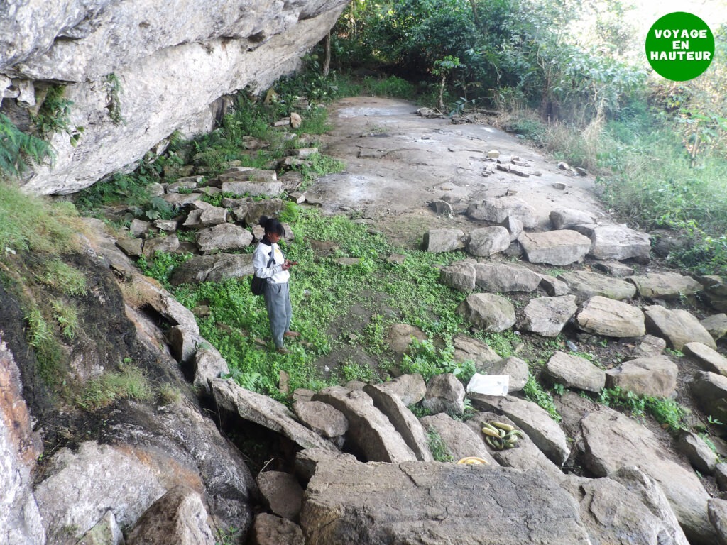 Jordane Ngoumkam à la grotte du Mont Eloumden. Crédit : Sidoine FEUGUI
