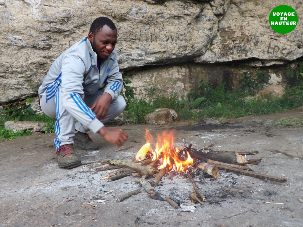 J'ai allumé le feu et fait griller le maïs. Crédit : Jordane Ngoumkam