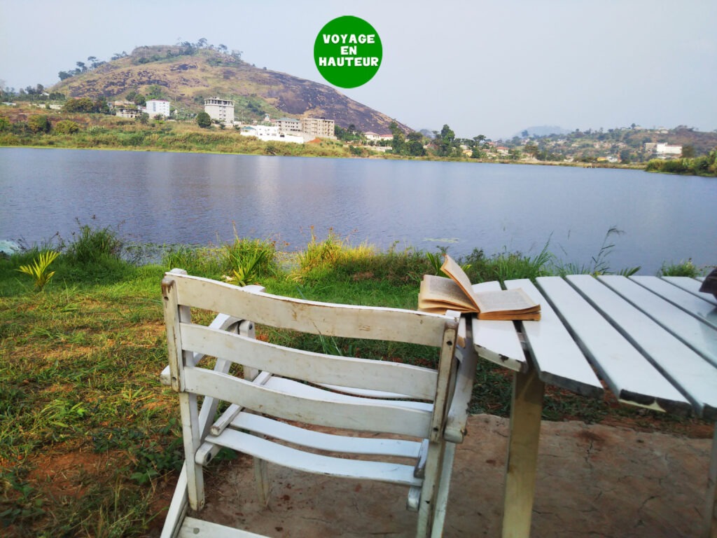 Instant lecture au bord du Lac Minkoameyos. Crédit : Sidoine FEUGUI