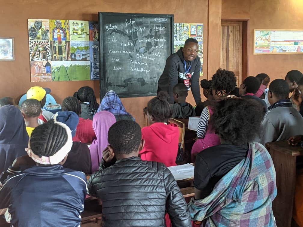 Rihanno Mars anime un atelier sur le blogging avec les enfants du programme vacances utiles de la Fondation Jean Félicien Gacha. Crédit : Dschang Blog (Avec autorisation)