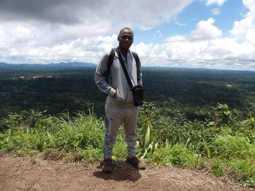 Au sommet du Mont Loua. Crédit : Boyabe. je suis amoureux de la randonnée