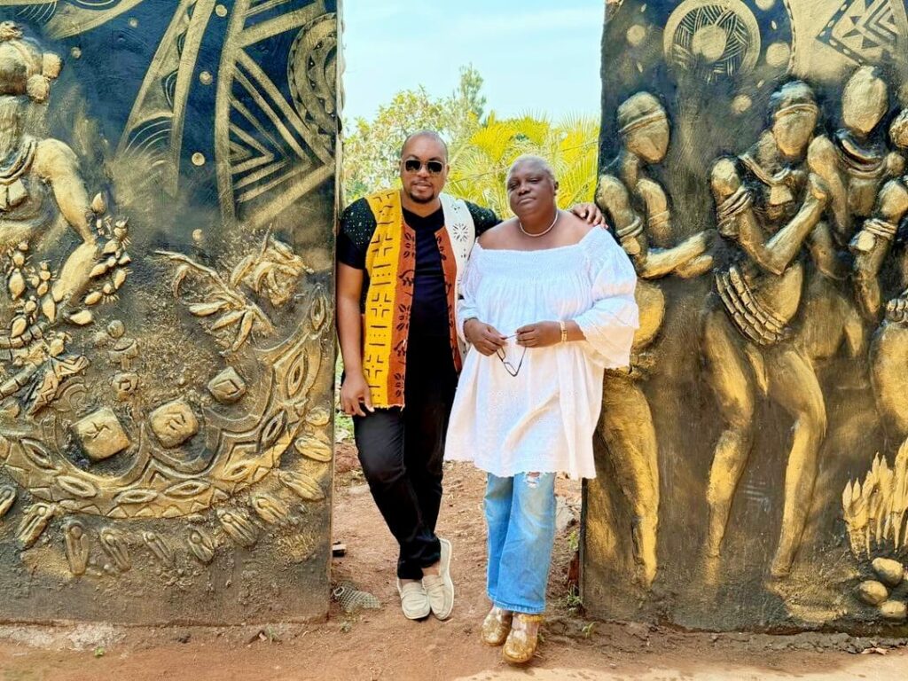 Eric Christian Nya Officiel et Marie Françoise Ewolo dans l'atelier du jeune plasticien Patrick Ndzana au village Dzu Zôk, situé au quartier Ekié Sud dans le 4ème arrondissement de Yaoundé. Crédit : Eric Christian Nya Officiel