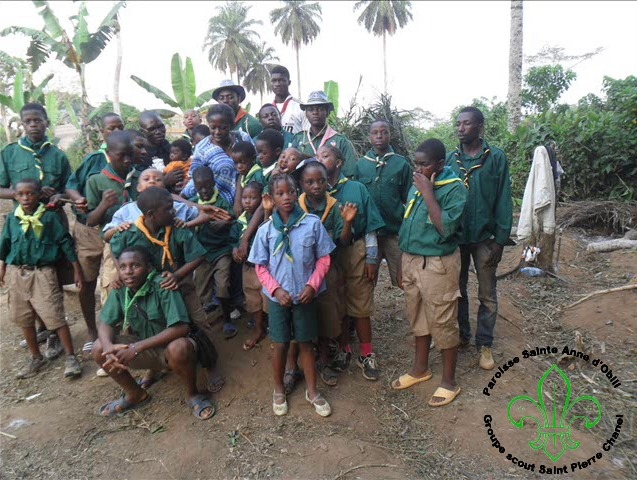 Photo souvenir d'une activité scout. 