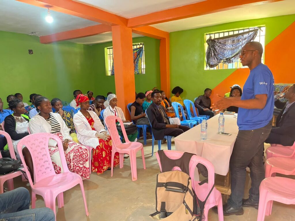 Sidoine FEUGUI face aux élèves du Collège Sibafo pour parler du blogging. Crédit : Ulrich Herman TCHUENKAM