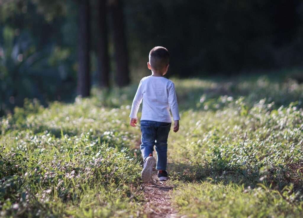Un enfant amoureux de la marche. Image par Hai Nguyen de Pixabay