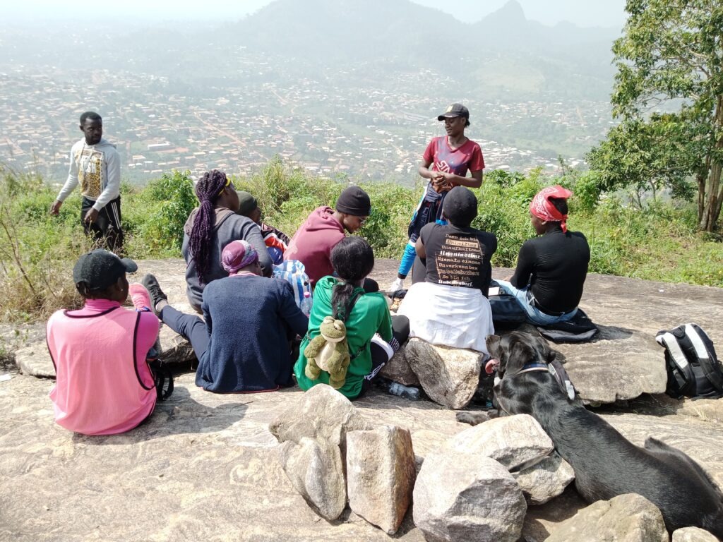 Le Club Communication au sommet du mont Minloa le 12 décembre 2021. Crédit : Sidoine FEUGUI