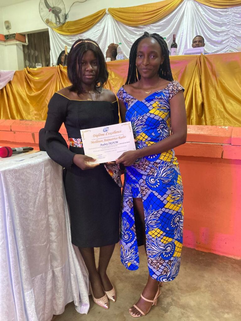 Audrey IKOUM reçois son diplôme d'excellence de ‘‘meilleure animatrice radio’’ des mains de Sandrine EGOLO. Crédit : Joseph MBARGUA