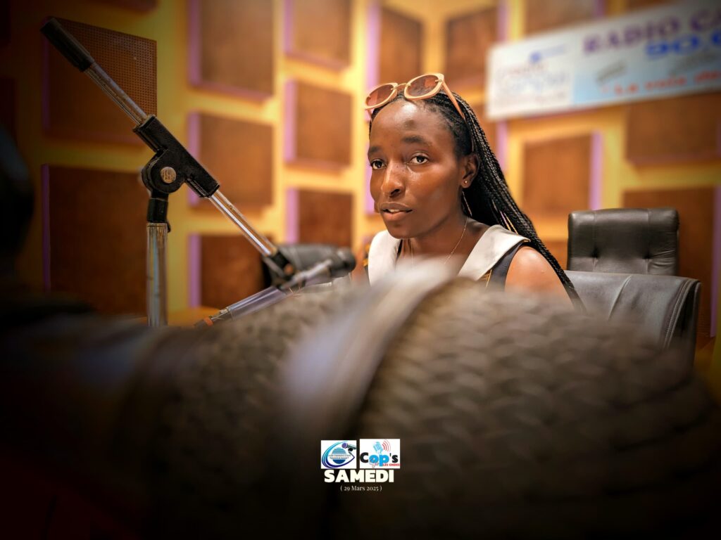 Audrey IKOUM dans le studio de Radio Campus UY2 pour l'émission ''Cop's sur les ondes''. Crédit : Célestin MBOLO