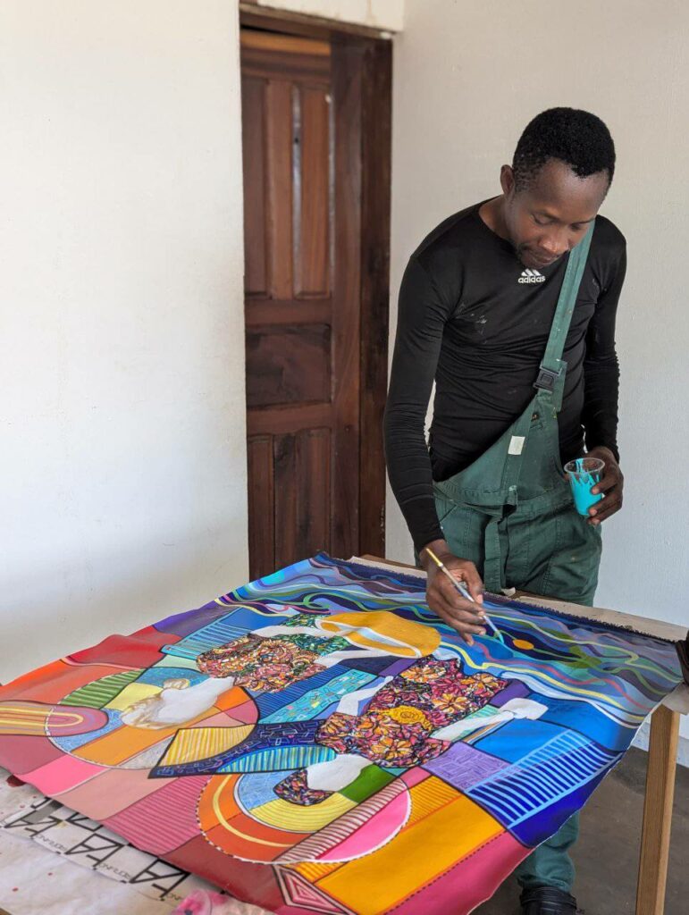 Raoul en pleine création à Bandjoun Station. Crédit : Bandjoun Station