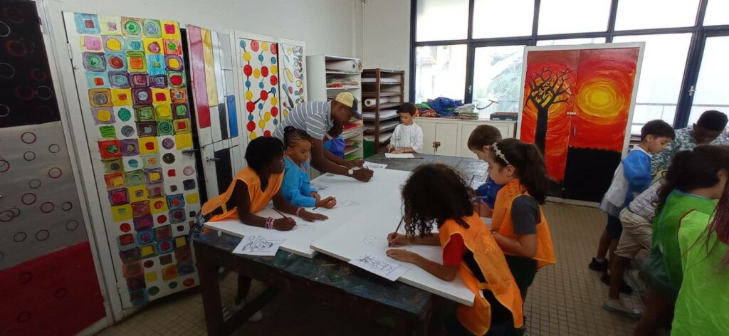 Raoul Wansi en atelier de peinture et de dessin sous le thème ‘’les émotions’’ avec les élèves du CE1A, CE1B,CE1C,CE1D du Lycée Dominique Savio à Douala.