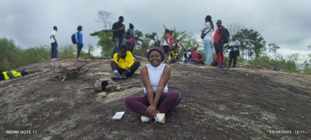 Karolyn Koukap au sommet du Mont Kalekum pour une escapade poétique le 13 août 2023 qui porte deux plumes, celle du CLIJEC (Emerging Writers) et celle de Voyage en hauteur .