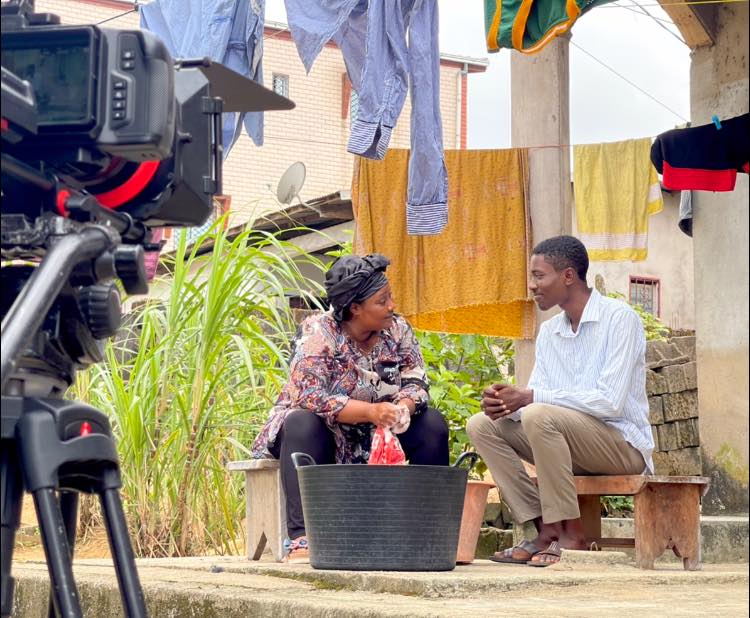 Ced Mbella donne la réplique à Deneuve Djobong dans le court métrage ‘‘La Dernière Larme’‘ de Cyril-Vadel Assongmo. Crédit : Cyril-Vadel Assongmo