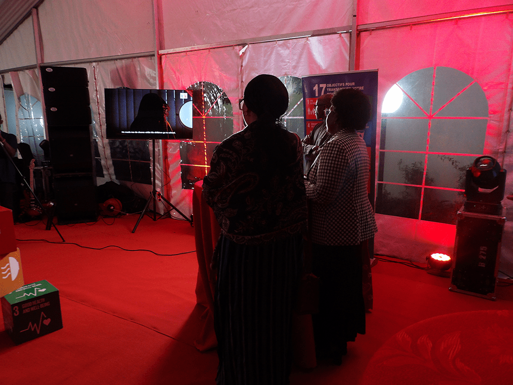 Les invités regardent avec une attention particulière les vidéos de témoignage des survivantes