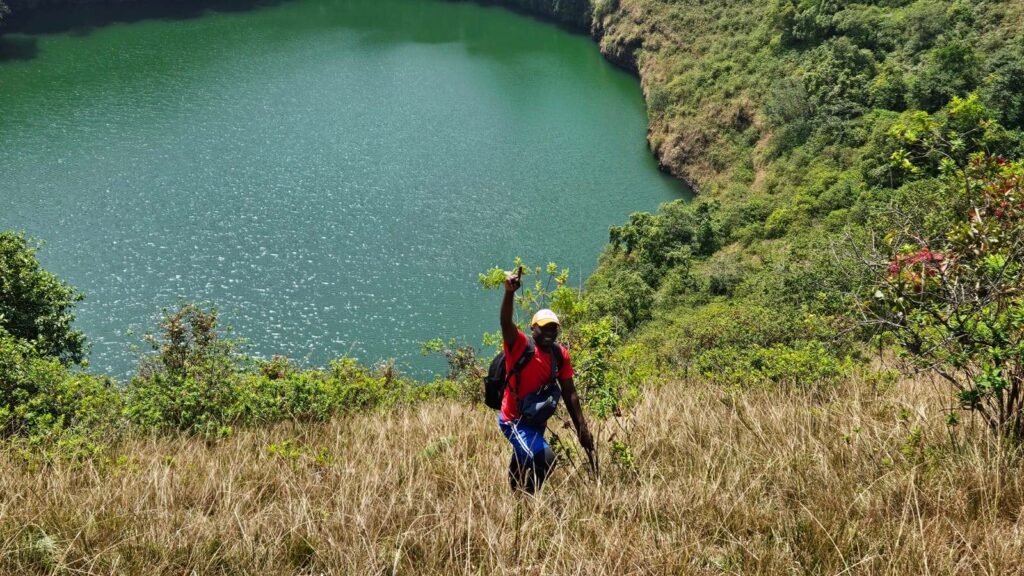 Jean EWANE ELONGBIL aux lacs jumeaux de Manengouba. Cr&eacute;dit : Vitomo