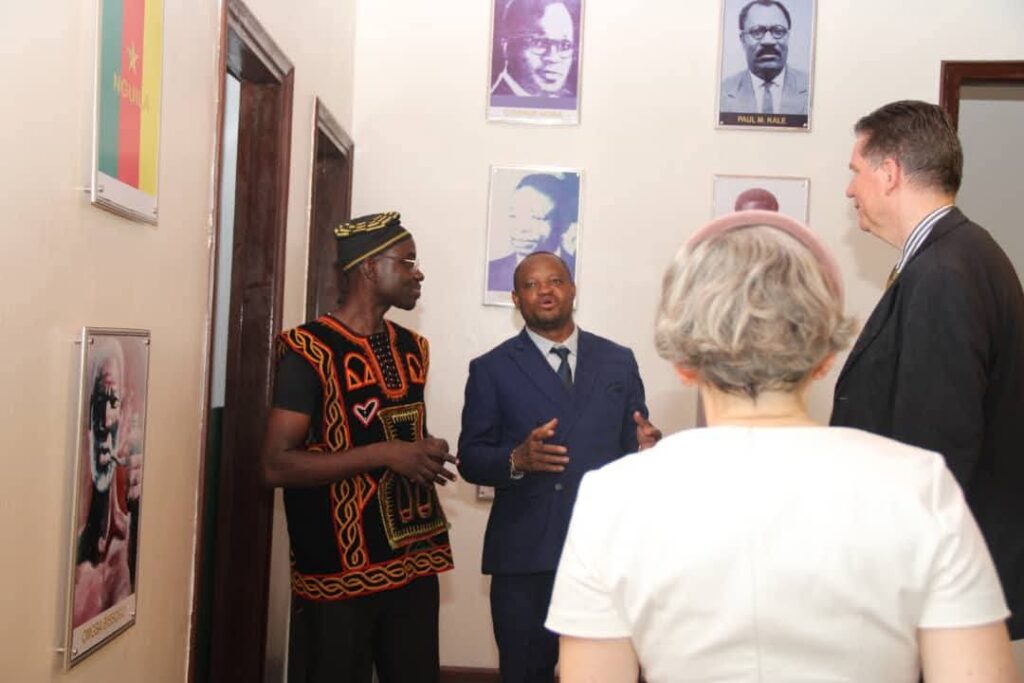 Pr Hugues Heumen Tchana conduit une visite guid&eacute;e au Mus&eacute;e National du Cameroun. Cr&eacute;dit : Mus&eacute;e National du Cameroun 