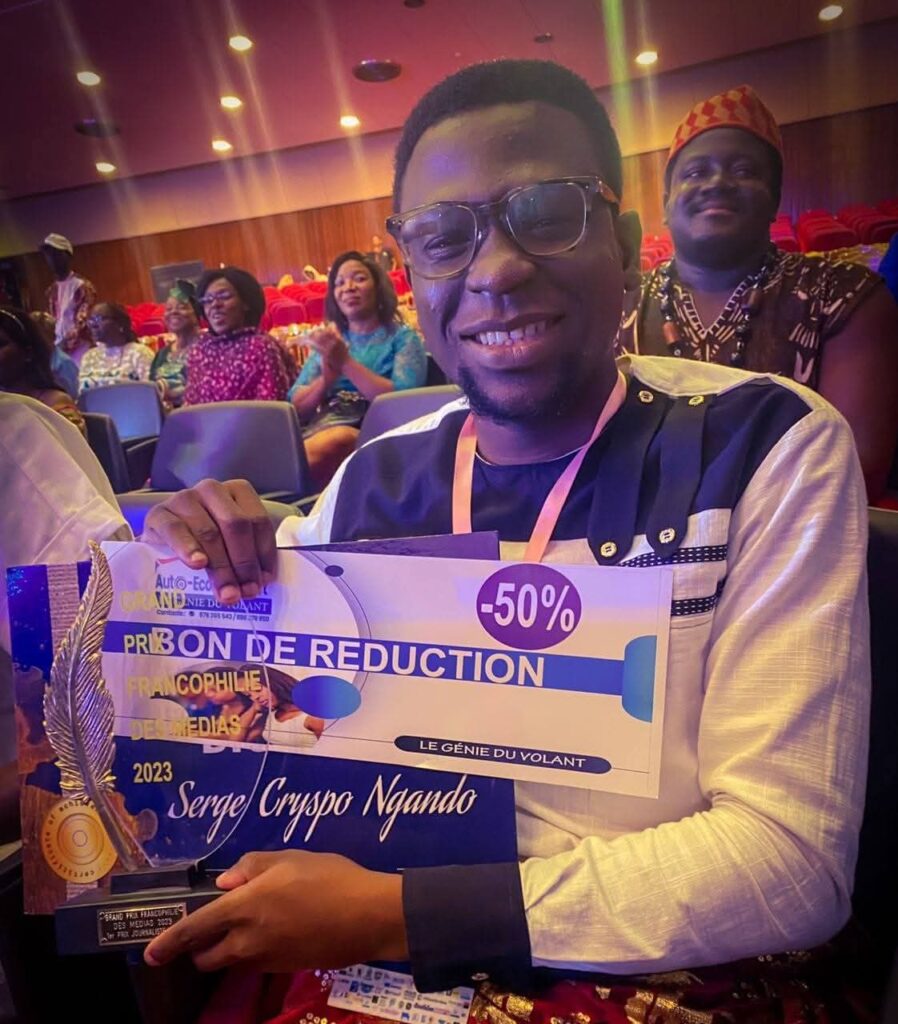 Serge Cryspo Ngando, Premier Prix Presse Digital au Grand Prix Francophilie des Medias 2023. Crédit : Réseau des Journalistes Culturels du Cameroun.