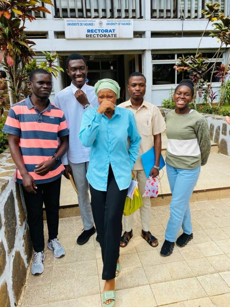 Dave Mbakabat (chemise blanche) et ses camarades à l'Université de Yaoundé 1.