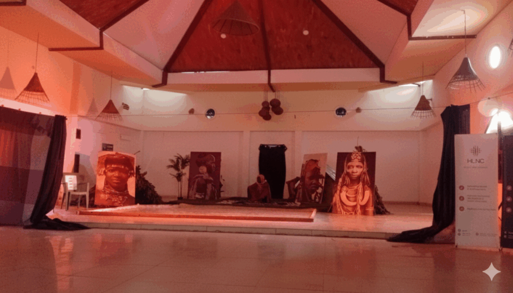 Les com&eacute;diens sur la sc&egrave;ne du Ngan Medza. Cr&eacute;dit : Sidoine FEUGUI