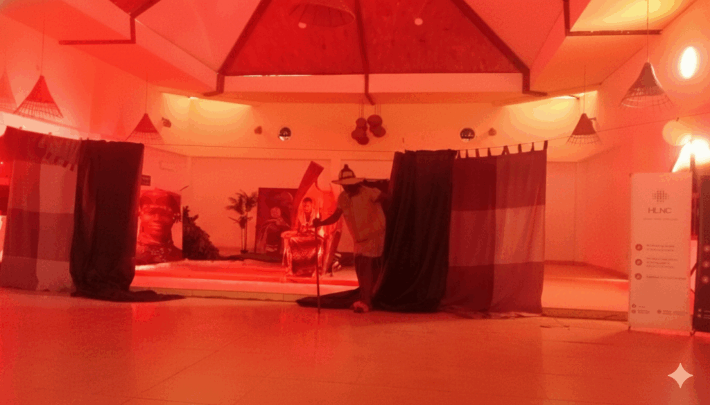 Les com&eacute;diens sur la sc&egrave;ne du Ngan Medza. Cr&eacute;dit : Sidoine FEUGUI