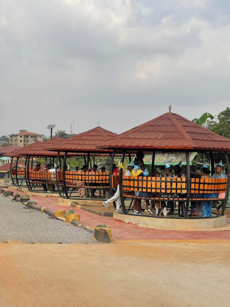 Les pergolas, des lieux de pause, de discussion, de rendez-vous. Cr&eacute;dit : Ecopark Yaound&eacute; 