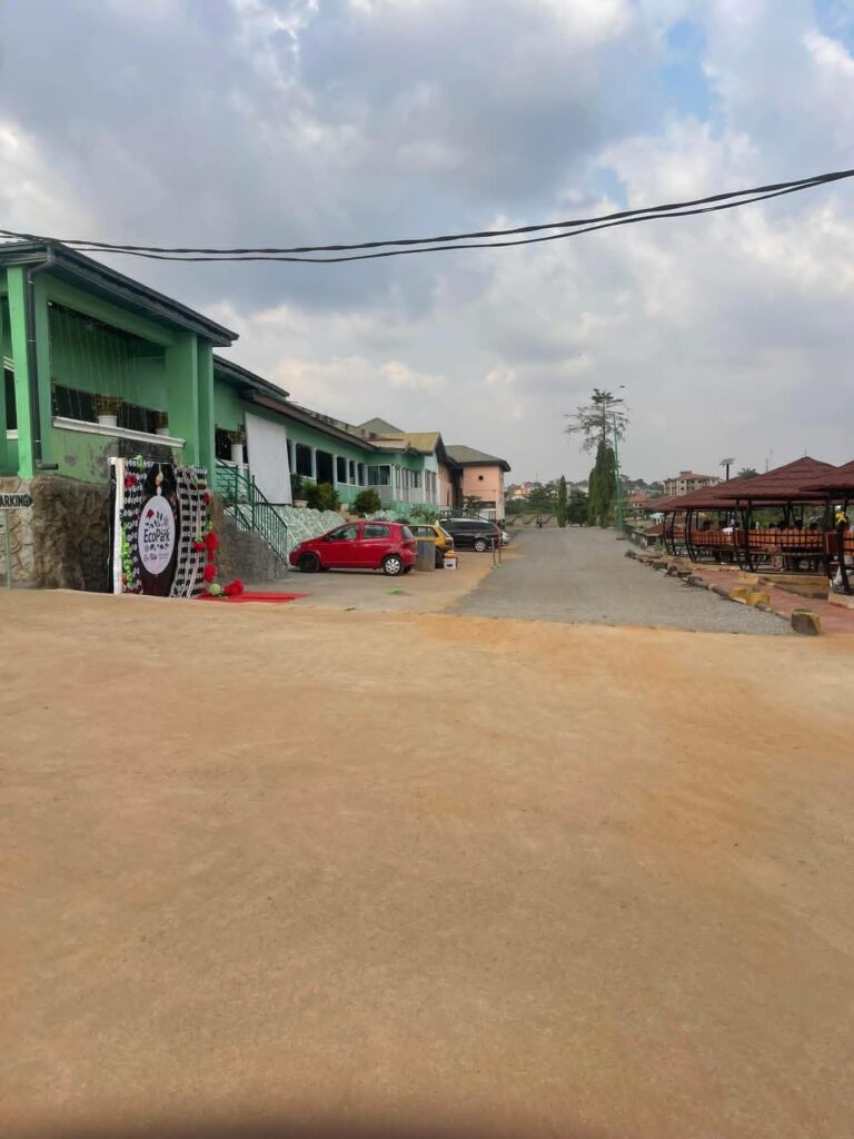 La route est d&eacute;sormais en b&eacute;ton. Lisse. Propre. Ecopark Yaound&eacute; 