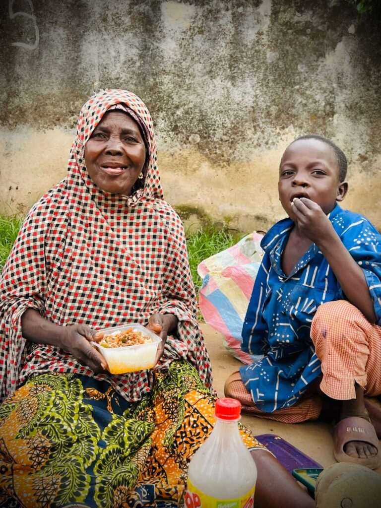 Les bénéficiaires de l'initiative 100 Plats pour Eux réunies devant le Palais des Sports de Warda. Crédit 📷 : Moustik'coeur Fondation