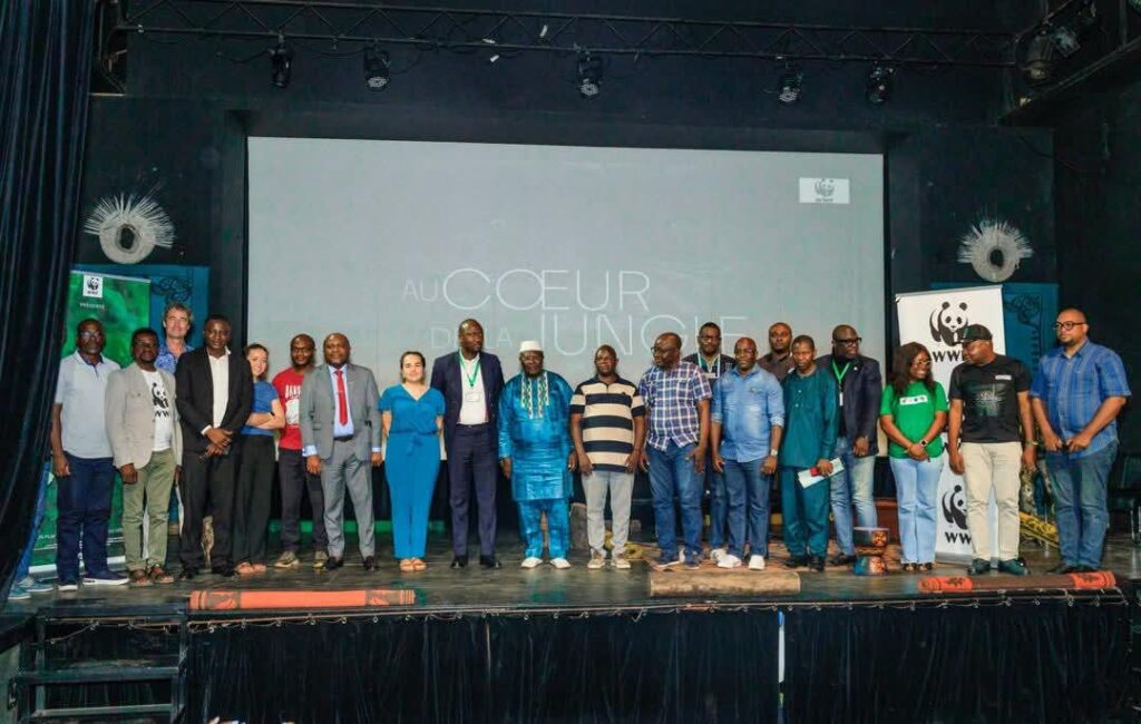 L'équipe de production du film documentaire documentaire « Au coeur de la jingle ». Crédit : WWF CAMEROON