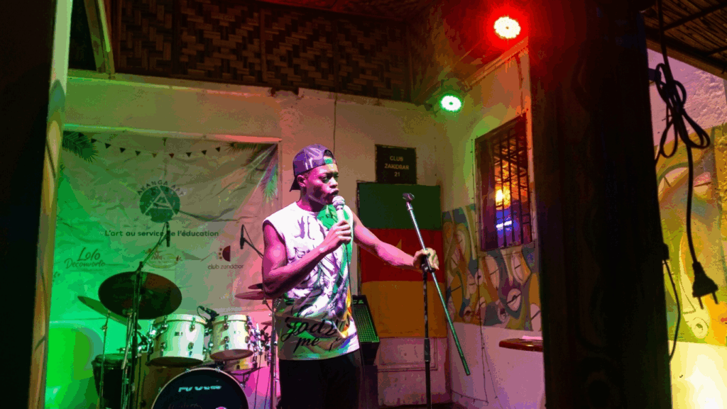 Wazabanga en première partie du spectacle Zanzibar Stand UP night de Simo Kaping Crédit : Sidoine FEUGUI